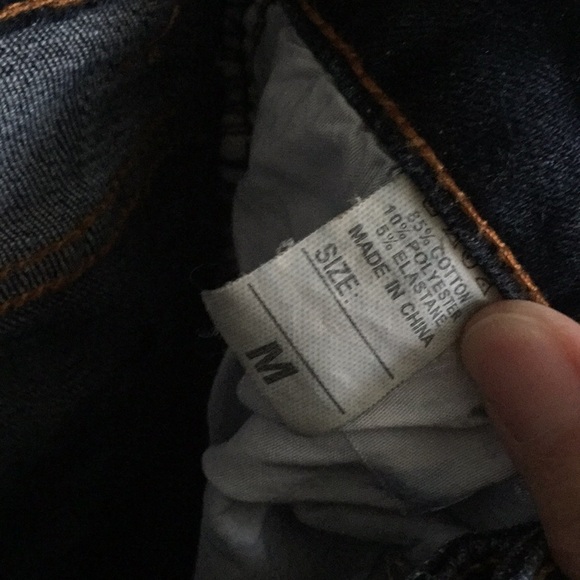 Loosely store never worn distressed jeans - Picture 3 of 3